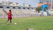 1vs100！甲亢哥在安哥拉和100位小球迷进行足球比赛🫠